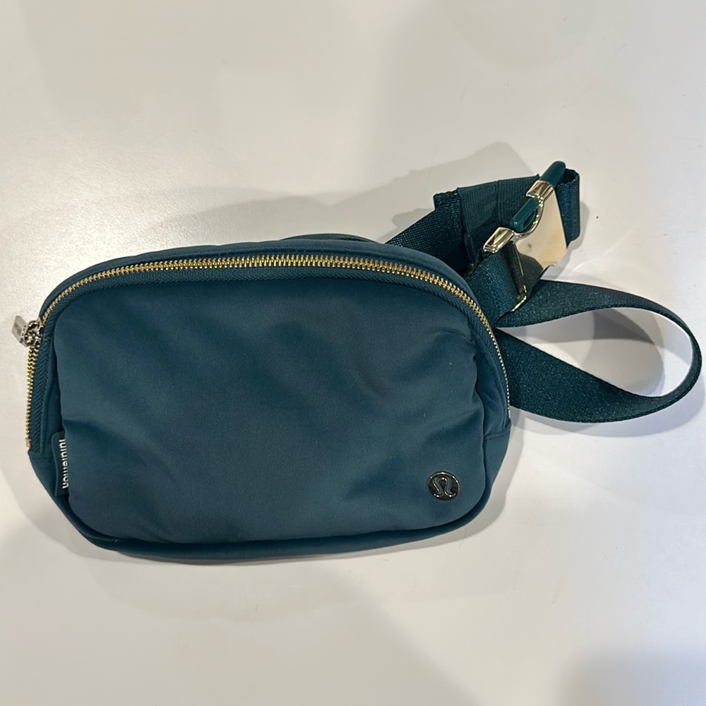 Lululemon Everywhere Belt Bag